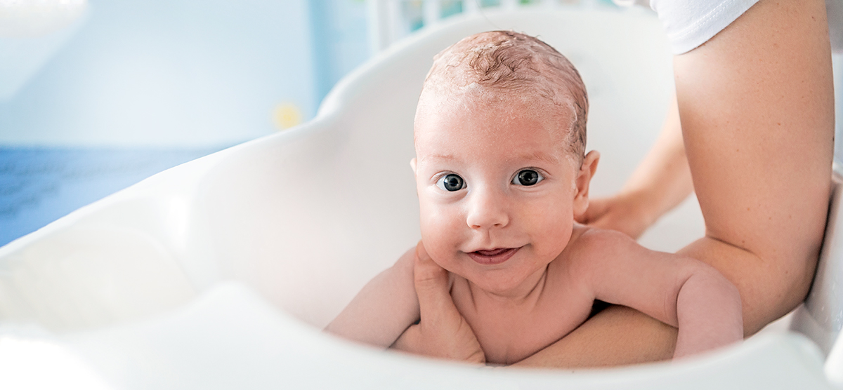 Natłuszczająca kąpiel noworodka z wrażliwą skórą