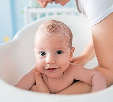 Natłuszczająca kąpiel noworodka z wrażliwą skórą