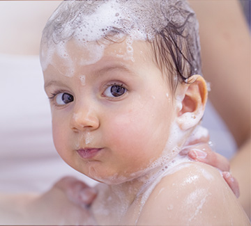 Jak myć głowę dziecku? 3 kosmetyki i 5 trików