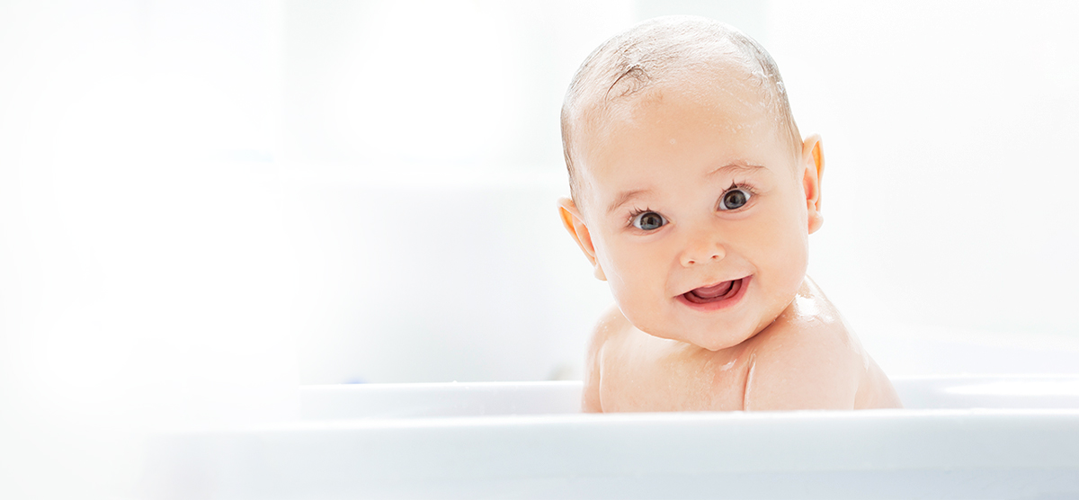 Kąpiel w wannie - kiedy pożegnać wanienkę niemowlęcą?