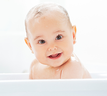 Kąpiel w wannie - kiedy pożegnać wanienkę niemowlęcą?