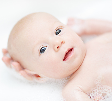 Kiedy pierwsza kąpiel noworodka?