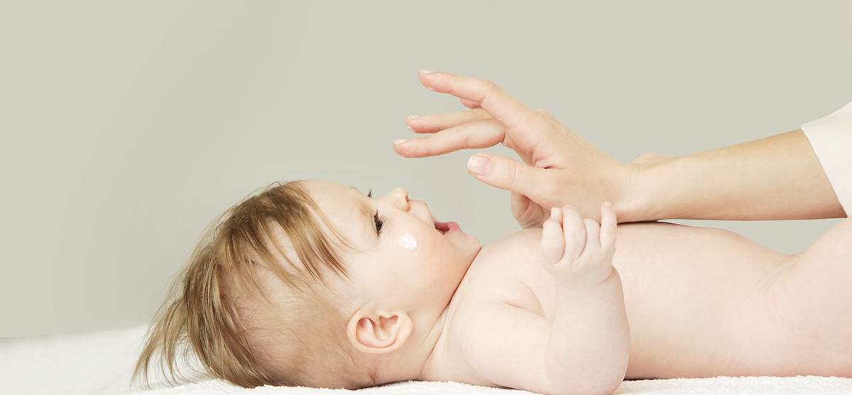 Emolient dla niemowląt – mleczko czy krem?