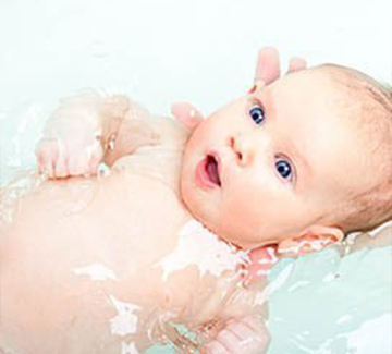 Pierwsza kąpiel niemowlaka