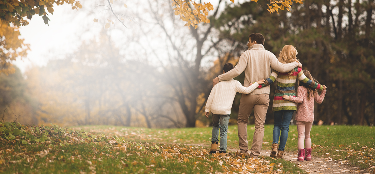 Jesienny spacer z dzieckiem  – jak się przygotować i co na niego zabrać?